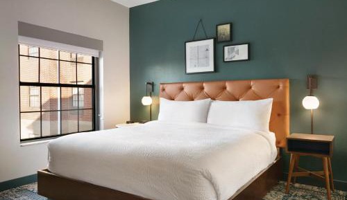 1 Bedroom Suite, 1 King, Alternate bed: sofa bed