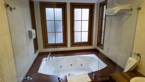 Queen Suite with Spa Bath