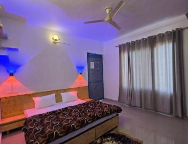 Deluxe Room (2 Adults + 1 Child)