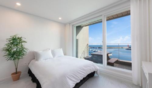 Double Room With Sea View 6