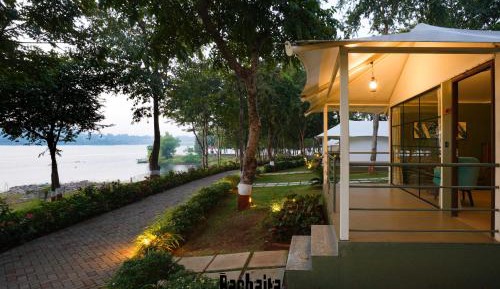 Family Room with Lake View