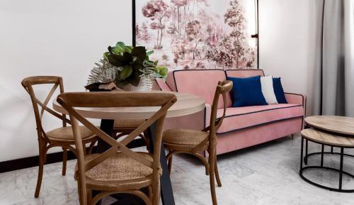 Deluxe One-Bedroom Apartment