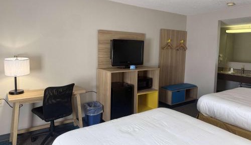 Queen Room with Two Queen Beds - Non-Smoking