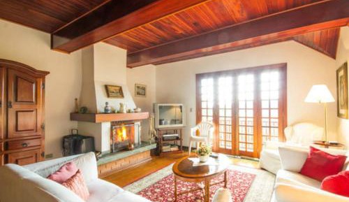 Apartment with Mountain View