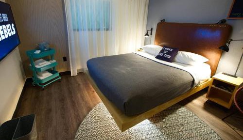 Queen Room with Mobility Accessible Tub