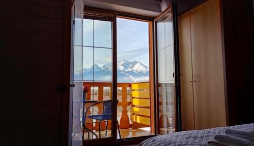 Apartment with Mountain View
