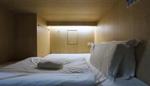 Single Bed in Mixed Dormitory Room