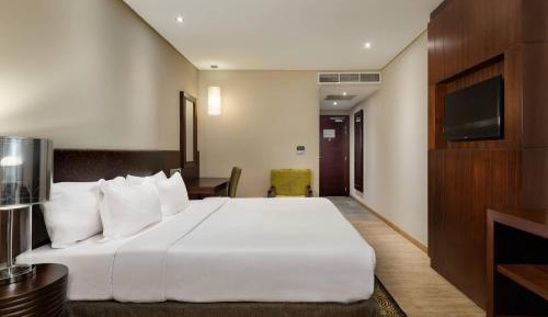 Larger Guest room, 1 King, Pool view