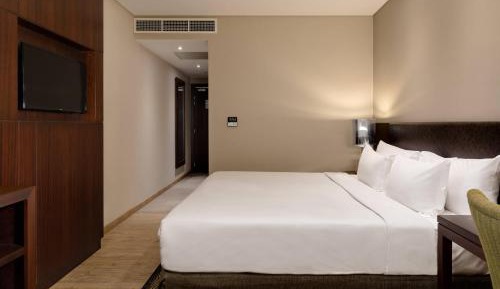 Guest room, 1 King, Pool view