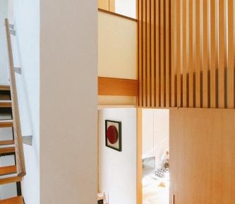 Exquisite mid-floor suite