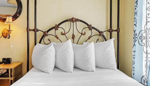 Petite Double Room