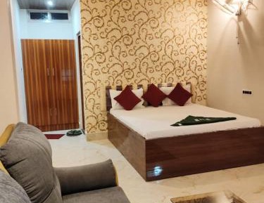 Deluxe Double Room (2 Adults + 1 Child)