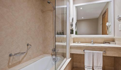 Family Room (3 adults + 3 kids)