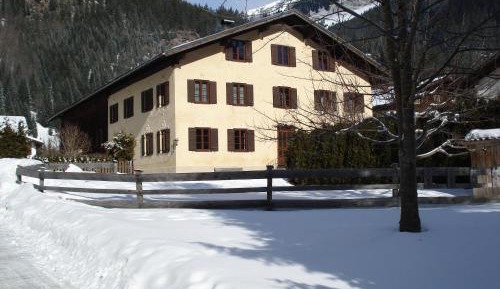 One-Bedroom Apartment with Shower