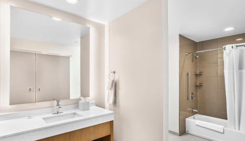 One-Bedroom Queen Suite with Two Queen Beds with Sofa Bed, Kitchen and Tub - Disability Access