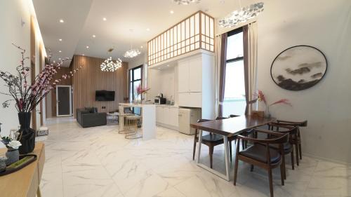 City Pool White_2Bed and 1Bath with Karaoke