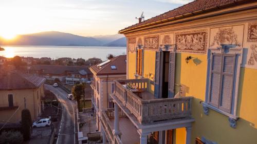 One-Bedroom Apartment with Lake View