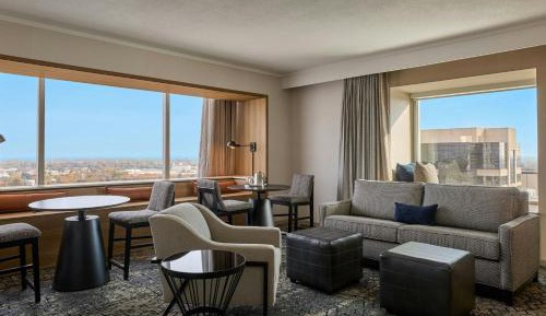 Baywindow Suite, M Club lounge access, 1 King, City view 