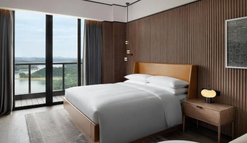 One-Bedroom Club Suite with Lake View - Club Lounge Access