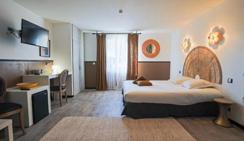 King Room with Roll-In Shower - Disability Access