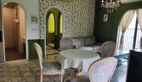 One-Bedroom Apartment with Lake View