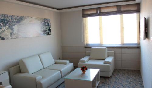 Deluxe One-Bedroom Suite