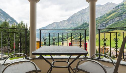 Apartment with Mountain View