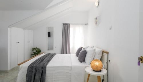 One-Bedroom Loft Apartment with One Queen Bed