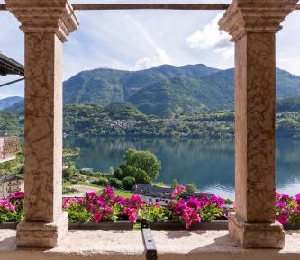 One-Bedroom Apartment with Lake View