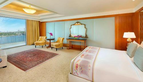 One-Bedroom Royal King Suite - Club Lounge Access