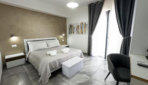 Deluxe Double Room with Side Sea View