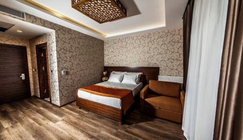 Deluxe Room with Fireplace and Lake View