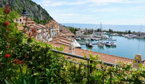Two-Bedroom Apartment with Terrace and Sea View