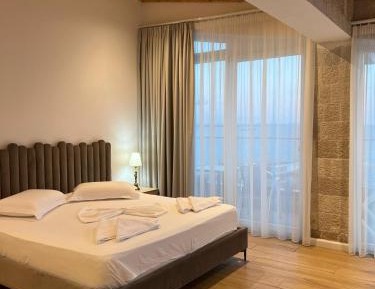 Deluxe Double Room (2 Adults + 1 Child)