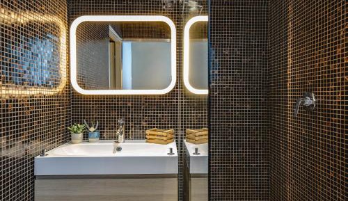 Deluxe Room (2 Adults + 1 Child)