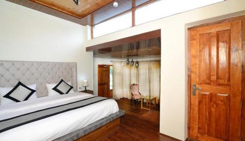 Deluxe Room (2 Adults + 1 Child)