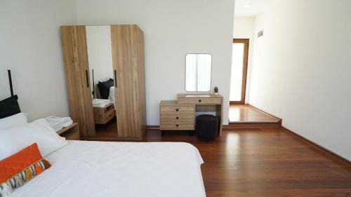 Queen Room with Pool View