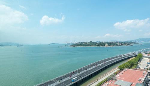 Deluxe One-Bedroom Apartment with Harbor View