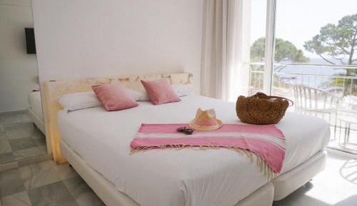 Double room with sea view on the lower floor