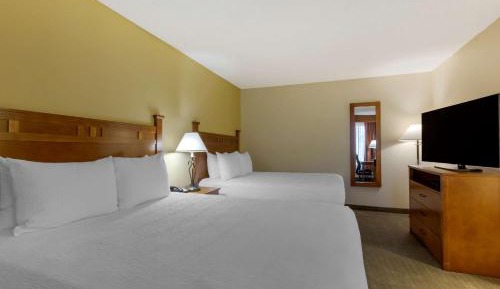 Queen Suite with Two Queen Beds and Sofa Bed - Non-Smoking