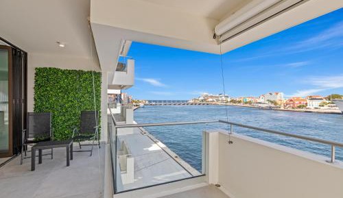 Two-Bedroom Deluxe Apartment with Harbor View