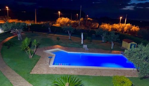 Deluxe Two-Bedroom Apartment with Garden View