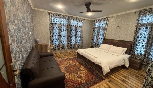 Deluxe Double Room (2 Adults + 1 Child)