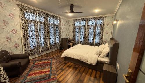 Deluxe Double Room (2 Adults + 1 Child)