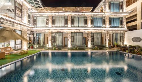 Queen Room with Pool View