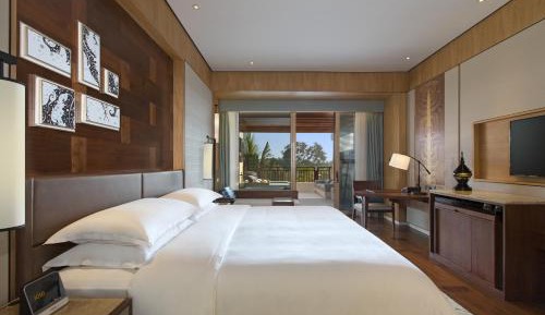 Deluxe Courtyard King Room with Garden View