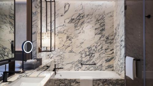 Deluxe Guest Room With Twin Beds