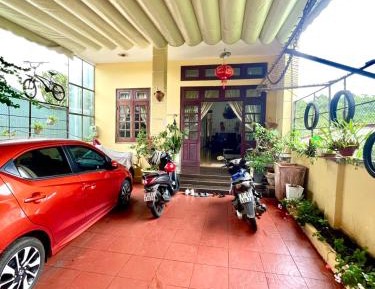 Three-Bedroom Apartment with Balcony