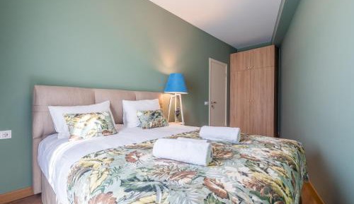 Apartment with Mountain View