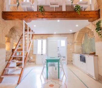 Studio with Patio - Split Level